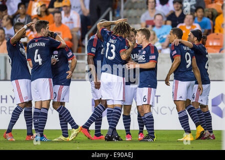 Houston, Texas, Stati Uniti d'America. Xvi oct, 2014. La Nuova Inghilterra rivoluzione centrocampista/avanti Lee Nguyen (24) celebra il suo primo obiettivo con i tuoi compagni di squadra durante una sequenza di lunghezza massima MLS gioco tra la Houston Dynamo e il New England rivoluzione di BBVA Compass Stadium di Houston, TX su Ottobre 16th, 2014. La rivoluzione ha vinto il gioco 2-1. Credito: Trask Smith/ZUMA filo/Alamy Live News Foto Stock