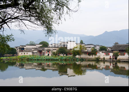 Huangshan, Cina. Xvii oct, 2014. Foto scattata il 17 ottobre 2014 illustra lo scenario di Hongcun villaggio di Yixian County, est cinese della provincia di Anhui. © Du Yu/Xinhua/Alamy Live News Foto Stock