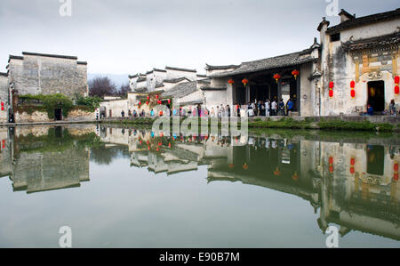 Huangshan, cinese della provincia di Anhui. Xvii oct, 2014. Turisti visitano Hongcun villaggio di Yixian County, est cinese della provincia di Anhui, Ottobre 17, 2014. © Du Yu/Xinhua/Alamy Live News Foto Stock