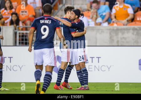 Houston, Texas, Stati Uniti d'America. Xvi oct, 2014. La Nuova Inghilterra rivoluzione centrocampista/avanti Lee Nguyen (24) celebra il suo primo obiettivo con i tuoi compagni di squadra durante una sequenza di lunghezza massima MLS gioco tra la Houston Dynamo e il New England rivoluzione di BBVA Compass Stadium di Houston, TX su Ottobre 16th, 2014. La rivoluzione ha vinto il gioco 2-1. Credito: Trask Smith/ZUMA filo/Alamy Live News Foto Stock