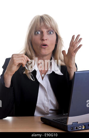 Donna seduta davanti a un computer portatile Foto Stock