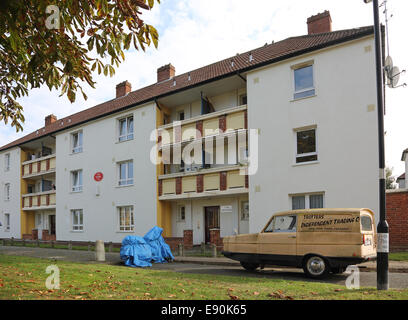 Un hotel rimodernato di recente consiglio blocco nel sud di Londra che mostra il furgone dal BBC popolare 'Only Fools and Horses programma TV Foto Stock