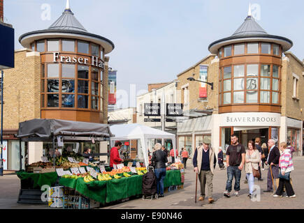 Scena di strada in Fremlin a piedi moderni negozi con frutta locale in stallo il centro città. Maidstone Kent, Inghilterra, Regno Unito, Gran Bretagna Foto Stock