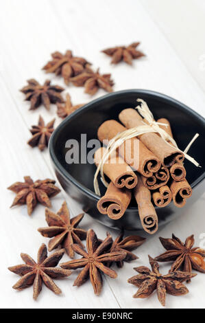 Bastoncini di cannella con anice stelle, sul tavolo di legno Foto Stock