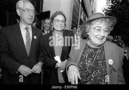 New York, NY - Circa 1989- New York Stato Senatore Franz Leichter, Gloria Steinem ha e ex congressista Bella Abzug (Luglio 24, Foto Stock