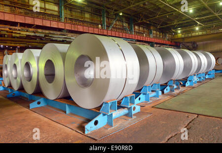 Rotoli di lamiera di acciaio in una fabbrica Foto Stock