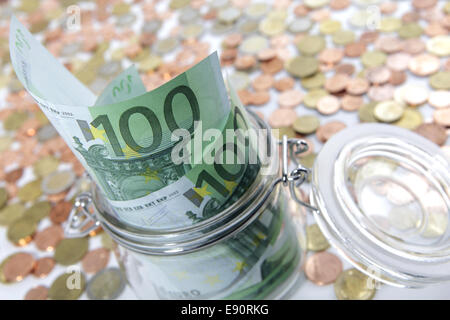 Il vasetto di vetro con Euro banconote e monete Foto Stock