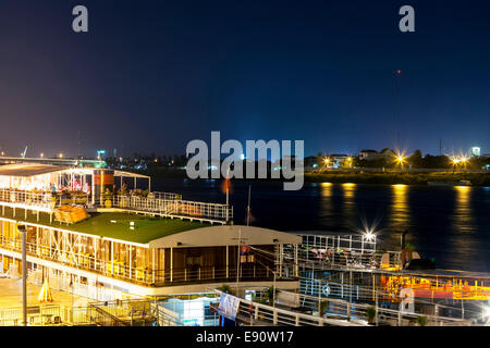 Ristorante edifici sul fiume Tonle Sap di notte, Phnom Penh Cambogia Foto Stock