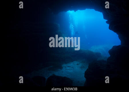 Grotte sottomarine sistema nel Mar Mediterraneo a Comino e Malta. Foto Stock