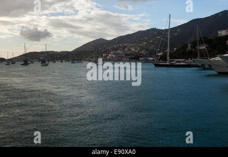 Yachts in Charlotte Amalie Harbor Foto Stock