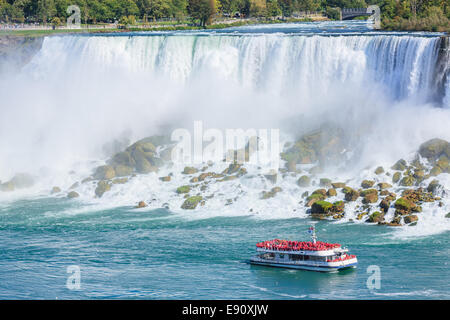 L Hornblower caricato con i turisti di fronte all'American Falls, parte del Niagara Falls, Ontario, Canada. Foto Stock