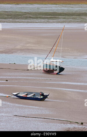 Barche a vela e gommoni fregata a bassa marea in Torridge estuary in North Devon Foto Stock