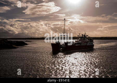 Arranmore Island Ferry ritorna al porto Burtonport nella Contea di Donegal Irlanda Foto Stock