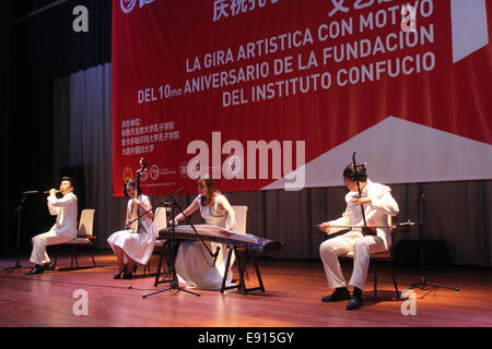 (141017) -- SAN ISIDRO, Ottobre 17, 2014 (Xinhua) -- musicisti dello studente Art Association in Dalian Lingua Straniera Università, partecipare a una presentazione per il decimo anniversario della fondazione di Istituti Confucio in tutto il mondo, nel quartiere di San Isidro, del dipartimento di Lima, Perù, su 16 Ottobre 2014. L'ambasciata cinese e l'Istituto Confucio della "Pontificia Universidad Catolica del Peru', organizzato il "Presentazione di danza folcloristica e musica tradizionale della Cina" svolto dallo studente Art Association in Dalian Lingua Straniera università di Cina, nel quadro o Foto Stock