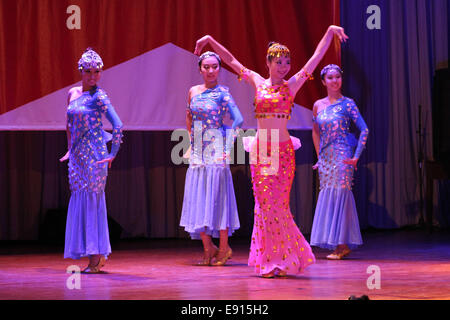 (141017) -- SAN ISIDRO, Ottobre 17, 2014 (Xinhua) -- ballerini dello studente Art Association in Dalian Lingua Straniera Università, partecipare a una presentazione per il decimo anniversario della fondazione di Istituti Confucio in tutto il mondo, nel quartiere di San Isidro, del dipartimento di Lima, Perù, su 16 Ottobre 2014. L'ambasciata cinese e l'Istituto Confucio della "Pontificia Universidad Catolica del Peru', organizzato il "Presentazione di danza folcloristica e musica tradizionale della Cina" svolto dallo studente Art Association in Dalian Lingua Straniera università della Cina nel quadro del Foto Stock