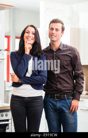 L uomo e la donna l'acquisto di cucina domestica in studio o negozio di mobili Foto Stock