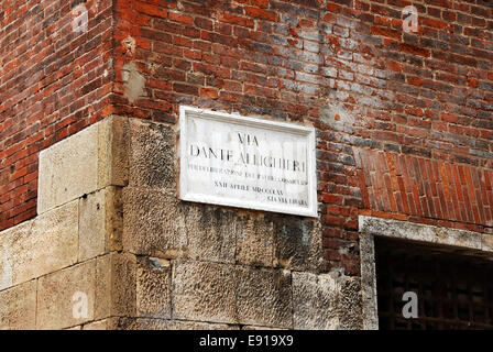 Il nome della strada board Via Dante Allighieri in Verona Foto Stock