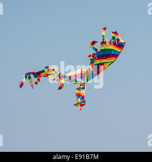 Colorato aquilone vola nel cielo blu. Foto Stock