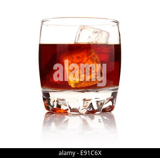 Bicchiere di whiskey con cubetti di ghiaccio isolato Foto Stock