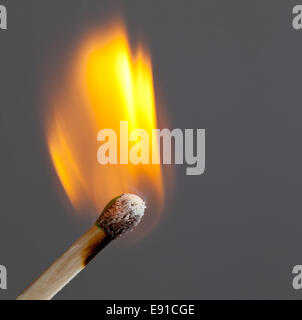 Testa verde partita inizia a bruciare senza fiamma Foto Stock