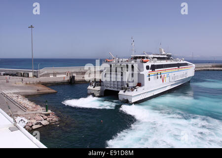 Tarifa Spagna una Virtu Ferries traghetto arriva a Tarifa porta su un servizio da Tangeri Marocco Foto Stock