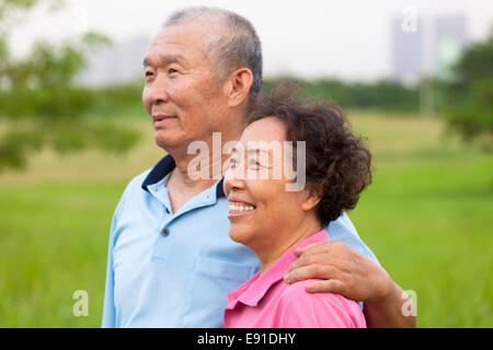 Felice anziani anziani matura nel parco. Le pensioni di anzianità e di concetto di salute Foto Stock