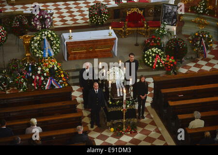 Praga, Repubblica Ceca. Xvii oct, 2014. La cerimonia funebre di attore ceca Pavel Landovsky si è tenuta Sant' Ignazio di Loyola chiesa a Praga, nella Repubblica ceca il 17 ottobre 2014. Landovsky morti di età compresa tra i 78 Venerdì 10 ottobre, 2014. Landovsky fu uno dei più famosi attori cecoslovacca negli anni sessanta, avendo suonato in molte pellicole, come vincitore di Oscar guardato da vicino i treni da Jiri Menzel dal 1966. Egli è stato uno dei primi firmatari della Carta 77. © CTK/Alamy Live News Foto Stock