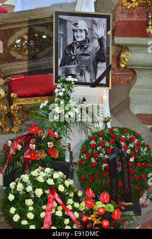 Praga, Repubblica Ceca. Xvii oct, 2014. La cerimonia funebre di attore ceca Pavel Landovsky si è tenuta Sant' Ignazio di Loyola chiesa a Praga, nella Repubblica ceca il 17 ottobre 2014. Landovsky morti di età compresa tra i 78 Venerdì 10 ottobre, 2014. Landovsky fu uno dei più famosi attori cecoslovacca negli anni sessanta, avendo suonato in molte pellicole, come vincitore di Oscar guardato da vicino i treni da Jiri Menzel dal 1966. Egli è stato uno dei primi firmatari della Carta 77. © CTK/Alamy Live News Foto Stock