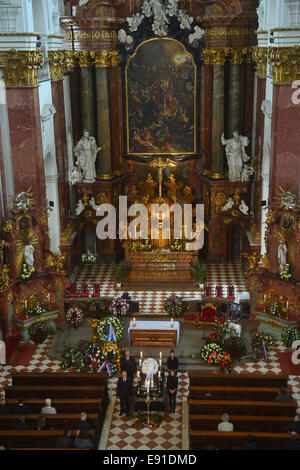 Praga, Repubblica Ceca. Xvii oct, 2014. La cerimonia funebre di attore ceca Pavel Landovsky si è tenuta Sant' Ignazio di Loyola chiesa a Praga, nella Repubblica ceca il 17 ottobre 2014. Landovsky morti di età compresa tra i 78 Venerdì 10 ottobre, 2014. Landovsky fu uno dei più famosi attori cecoslovacca negli anni sessanta, avendo suonato in molte pellicole, come vincitore di Oscar guardato da vicino i treni da Jiri Menzel dal 1966. Egli è stato uno dei primi firmatari della Carta 77. © CTK/Alamy Live News Foto Stock