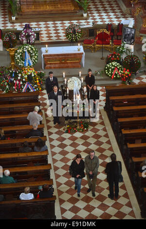 Praga, Repubblica Ceca. Xvii oct, 2014. La cerimonia funebre di attore ceca Pavel Landovsky si è tenuto a Sant' Ignazio di Loyola chiesa a Praga, nella Repubblica ceca il 17 ottobre 2014. Landovsky morti di età compresa tra i 78 Venerdì 10 ottobre, 2014. Landovsky fu uno dei più famosi attori cecoslovacca negli anni sessanta, avendo suonato in molte pellicole, come vincitore di Oscar guardato da vicino i treni da Jiri Menzel dal 1966. Egli è stato uno dei primi firmatari della Carta 77. © CTK/Alamy Live News Foto Stock