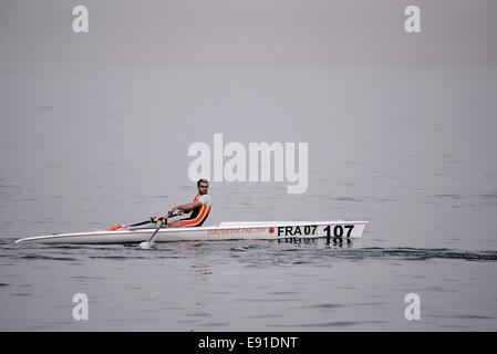 Salonicco, Grecia. Xvii oct, 2014. Primo giorno del mondo 2014 Canottaggio campionato costiere di Salonicco. Più di 350 concorrenti provenienti da 23 nazioni prendere parte Credito: Giannis Papanikos/Alamy Live News Foto Stock