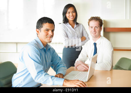 Latino maschio Leader Riunione team diversificato Foto Stock
