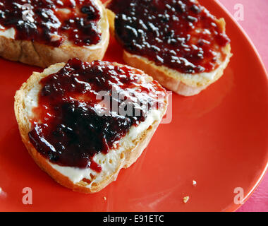 Pane con marmellata di arance Foto Stock