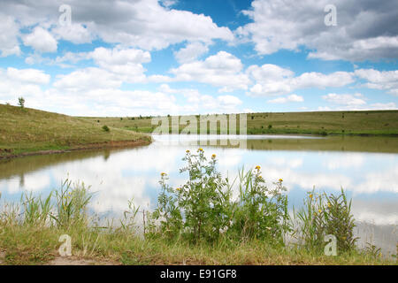 Il bellissimo paesaggio del lago Foto Stock