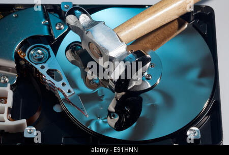 Martello sul disco rigido danneggiato Foto Stock