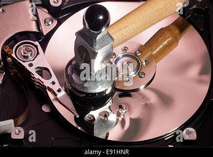 Martello sul disco rigido danneggiato Foto Stock