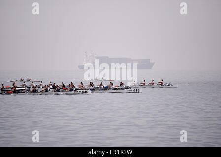 Salonicco, Grecia. Xvii oct, 2014. Primo giorno del mondo 2014 Canottaggio campionato costiere di Salonicco. Più di 350 concorrenti provenienti da 23 nazioni prendere parte Credito: Giannis Papanikos/Alamy Live News Foto Stock