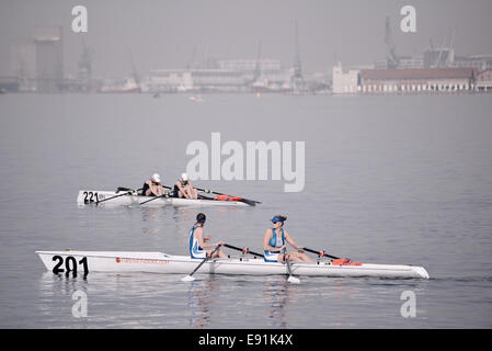 Salonicco, Grecia. Xvii oct, 2014. Primo giorno del mondo 2014 Canottaggio campionato costiere di Salonicco. Più di 350 concorrenti provenienti da 23 nazioni prendere parte Credito: Giannis Papanikos/Alamy Live News Foto Stock