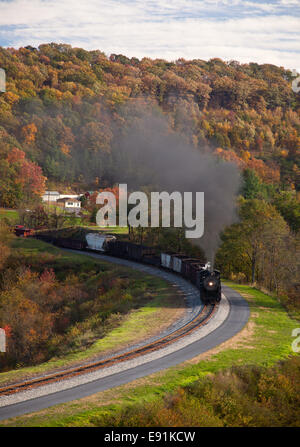 Treno a vapore poteri lungo la ferrovia Foto Stock