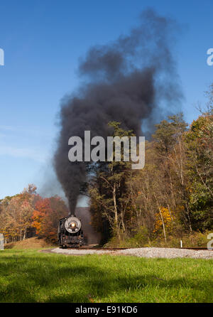 Treno a vapore poteri lungo la ferrovia Foto Stock