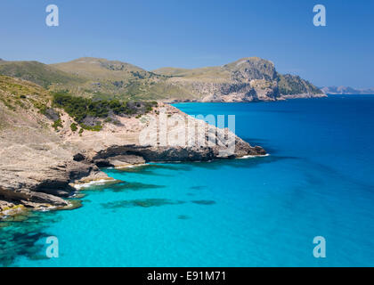 Artà, Maiorca, isole Baleari, Spagna. Vista dalla costa scoscesa vicino a Cala Matzoc attraverso il mare turchese a Cap Ferrutx. Foto Stock