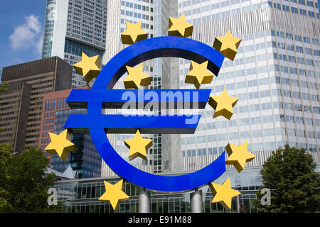 Frankfurt am Main, Hesse, Germania. Euro gigante firmare sotto la Banca centrale europea sede in Willy-Brand-Platz. Foto Stock