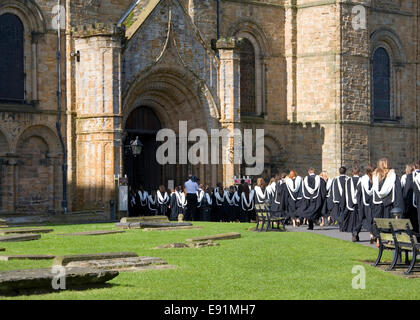 Durham, County Durham, Inghilterra. Università di lavoro Laureandi in coda per entrare nella cattedrale anteriormente alla loro cerimonia di laurea. Foto Stock