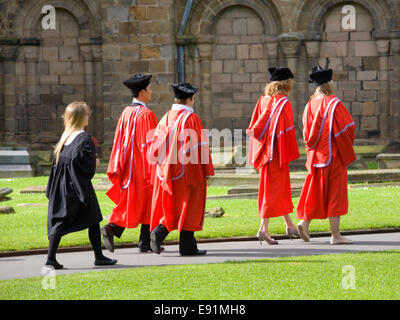 Durham, County Durham, Inghilterra. In possesso di laurea studenti universitari avvicinando la cattedrale prima della loro cerimonia di laurea. Foto Stock