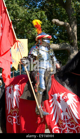 Herstmonceux, East Sussex, Inghilterra. Cavaliere in armatura scintillante al festival medievale nel parco del Castello di Herstmonceux. Foto Stock