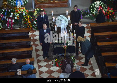 Praga, Repubblica Ceca. 10 ottobre, 2014. Praga, Repubblica Ceca. Xvii oct, 2014. La cerimonia funebre di attore ceca Pavel Landovsky si è tenuto a Sant' Ignazio di Loyola chiesa a Praga, nella Repubblica ceca il 17 ottobre 2014. Landovsky morti di età compresa tra i 78 Venerdì 10 ottobre, 2014. Landovsky fu uno dei più famosi attori cecoslovacca negli anni sessanta, avendo suonato in molte pellicole, come vincitore di Oscar guardato da vicino i treni da Jiri Menzel dal 1966. Egli è stato uno dei primi firmatari della Carta 77. © CTK/Alamy Live News Foto Stock