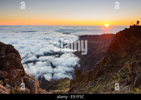 Fotografo riprese di una splendida valle di montagna al tramonto. Foto Stock