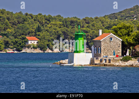 Faro verde - lanterna in entrata della baia Foto Stock