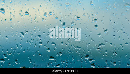 Gocce sulla finestra Foto Stock