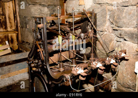 Macchina per cardare Gearannan Blackhouse Village Carloway isola di Lewis Ebridi Esterne della Scozia UK Foto Stock